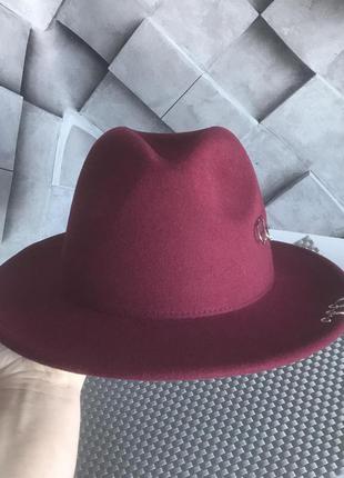 Шляпка федора с устойчивыми полями унисекс с декором бордовая7 фото