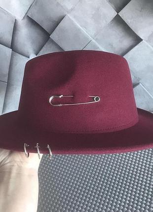 Шляпка федора с устойчивыми полями унисекс с декором бордовая9 фото