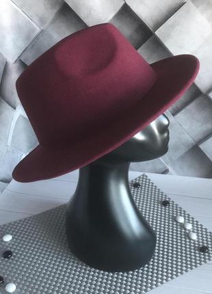 Шляпка федора с устойчивыми полями унисекс с декором бордовая3 фото