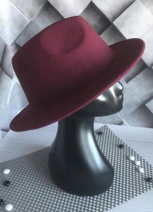 Шляпка федора с устойчивыми полями унисекс с декором бордовая6 фото