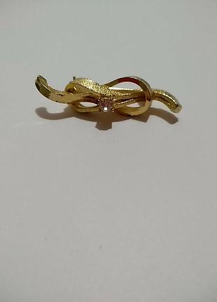 Англія.номерна брошка у золотому кольорі з кристалом