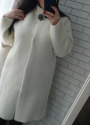 Білосніжна пальто з брошкою,хіт сезону, розмір універсальний 54-62.
