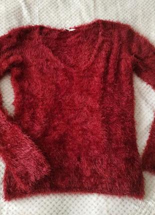 Пухнастий бордовий светр