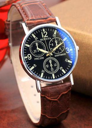 Чоловічий наручний годинник зі шкіряним ремінцем