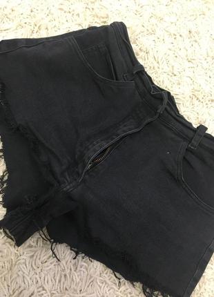 Шорти завищені