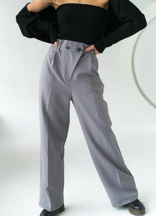 Женские свободные брюки прямого кроя на резинке серого цвета l