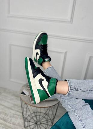 Красивейшие женские высокие кроссовки nike air jordan 1 retro зелёные с чёрным и белым10 фото