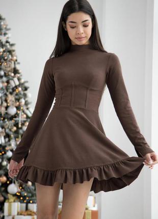 Короткое платье приталенное с пышной юбкой и рюшей коричневый 3 цвета3 фото