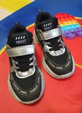 Дитячі чорні сріблясті кросівки для дівчинки1 фото
