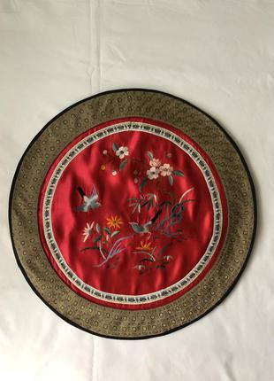 Шелковая китайская салфетка с ручной вышивкой.