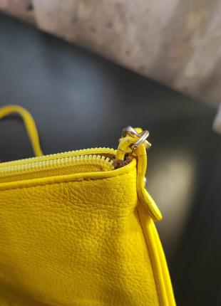 Маленька сумка жовтого кольору5 фото