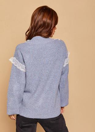 Блакитний вовняний пуловер з мереживом3 фото