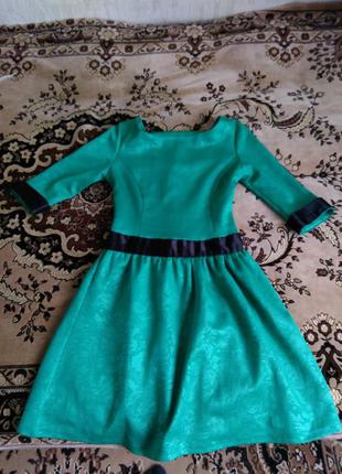 Короткое платье с пышной юбкой ,зелёного цвета1 фото