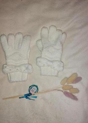 Белые вязанные перчатки