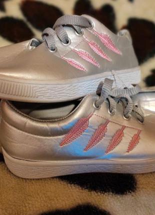 Кеди, тапочки, мокасини