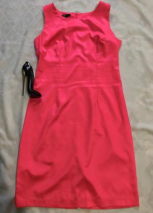 Яскраве плаття без рукавів