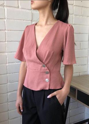 Розовая блуза на пуговицах на запах zara