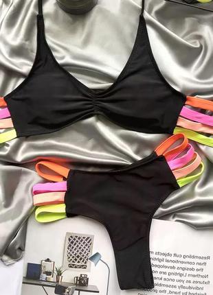Чорний купальник з яскравими смужками в наявності