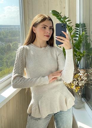 Красивый песочный свитер по фигуре с баской 1+1=3