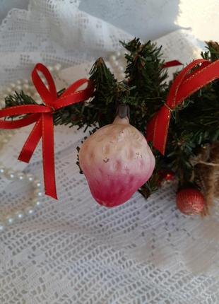 Полуниця ялинкова іграшка срср вінтаж радянська новорічна підвіска скляна в емалі полуничка3 фото