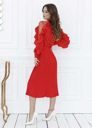 Червона плісирована сукня з сітчастими вставками