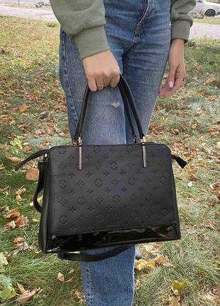 Жіноча сумка велика еко шкіра лакова чорна на плечі