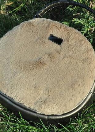 Кругла жіноча сумочка з хутром