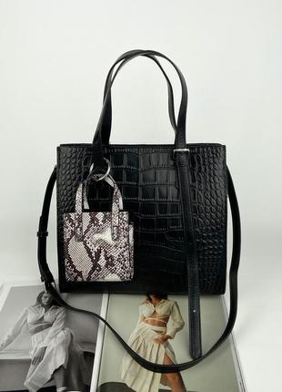 Женская кожаная сумка тоут на и через плечо со структурой под крокодила черная