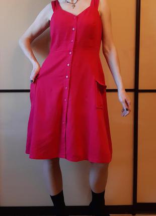 Актуальное льняное платье малинового цвета на пуговицах tu