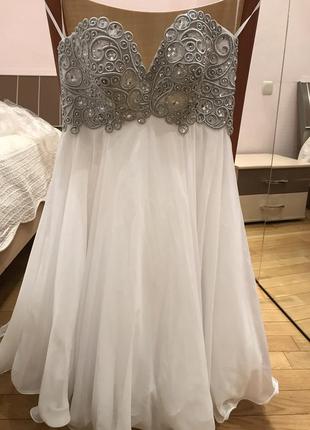 Дизайнерское коктейльное белое платье с вышивкой4 фото