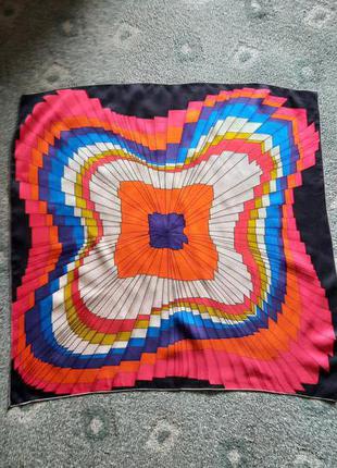 Яркий шёлковый платок