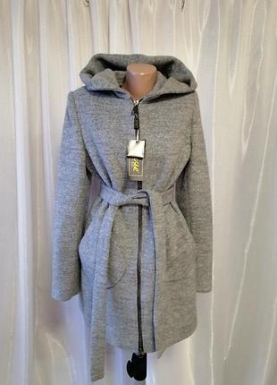 Пальто шерсть деми с капюшоном и поясом , застёжка железная змейка , есть подплечники , цвет серый р