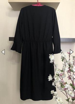Строгое, классическое и элегантное чёрное платье на запах,5 фото