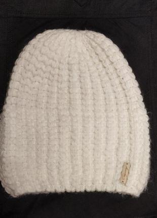 Белая шапка крупной тележки с шерстью