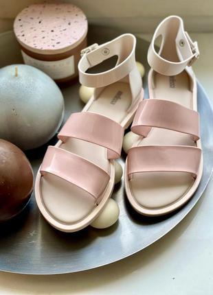 Бело-пудровые босоножки "model sandal" от melissa