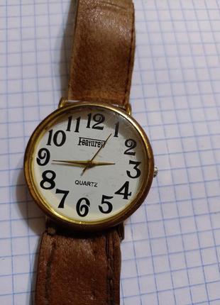 Часы quartz featurely.