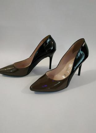 В наличии стильные красивые новые кожаные лаковые женские туфли на каблуке5 фото