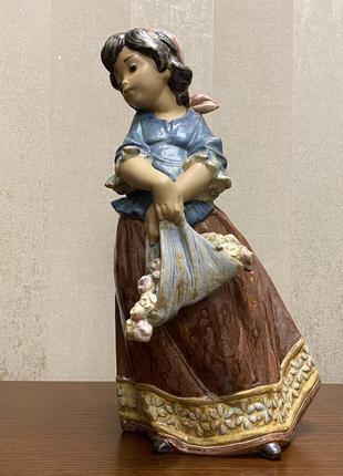 Фарфоровая статуэтка lladro «девушка с цветами».