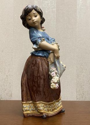 Фарфоровая статуэтка lladro «девушка с цветами».7 фото