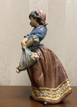Фарфоровая статуэтка lladro «девушка с цветами».2 фото