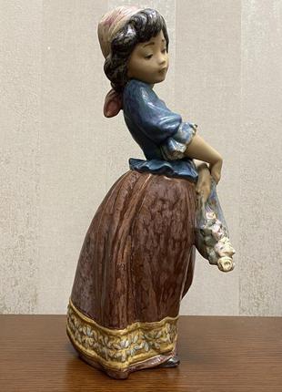 Фарфоровая статуэтка lladro «девушка с цветами».5 фото