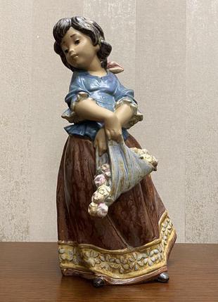 Фарфоровая статуэтка lladro «девушка с цветами».6 фото