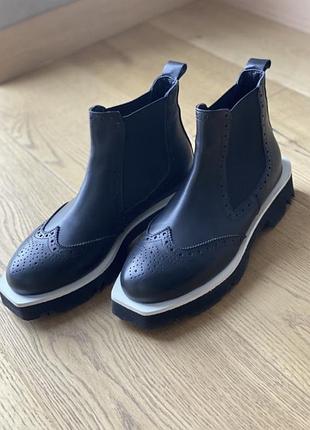 Продам новые сапоги женские