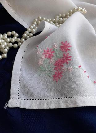 Серветка рушник льон, ручна вишивка гладдю з настилом квіти букети