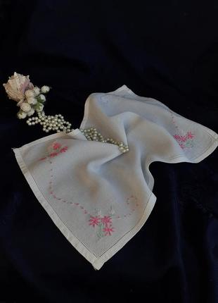 Серветка рушник льон, ручна вишивка гладдю з настилом квіти букети