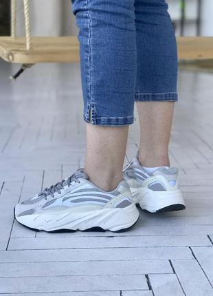 Женские шикарные  кожаные серо-белые  кроссовки adidas yeezy 700 v2 🆕 адидас изи 7004 фото