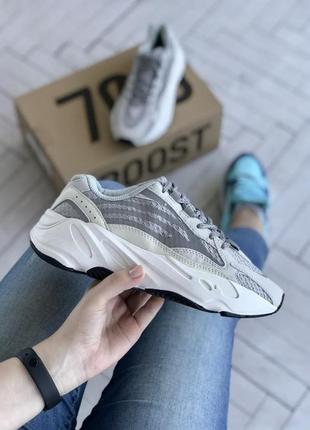 Женские шикарные  кожаные серо-белые  кроссовки adidas yeezy 700 v2 🆕 адидас изи 70010 фото