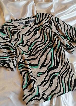 Красива блуза з об'ємними рукавами