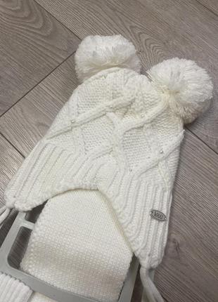 Зимова біла шапочка в комплекті з шарфиком і рукавицями3 фото