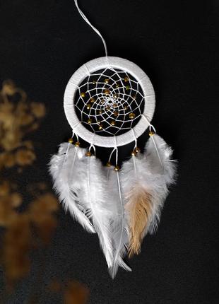 Білий з золотим маленький ловець снів. білий ловець снів. амулет. автоловец